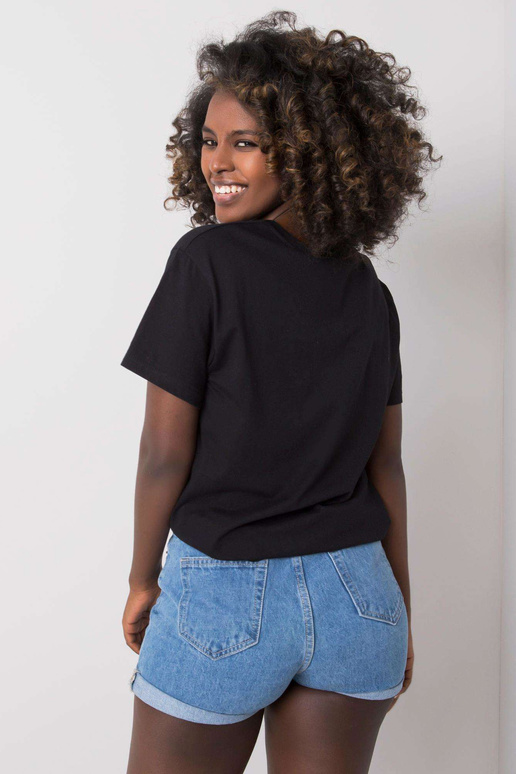 Melns T-krekls ar Yuna aplikāciju