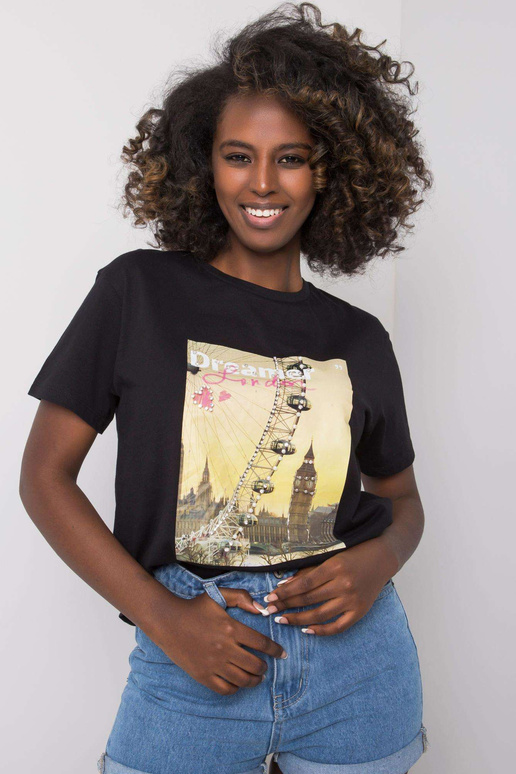 Melns T-krekls ar Yuna aplikāciju