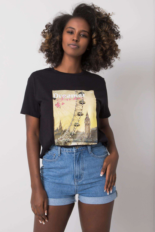 Melns T-krekls ar Yuna aplikāciju