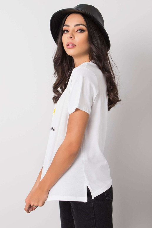 Balts T-krekls ar Betsy aplikāciju