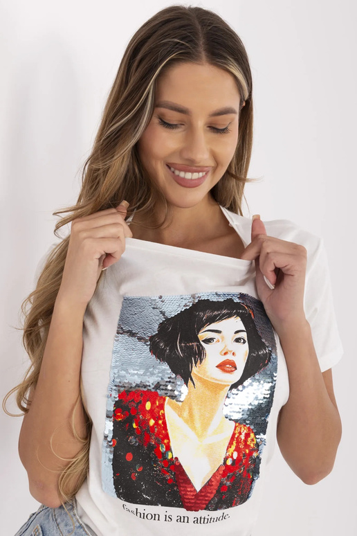 Balts T-krekls ar Alaine aplikāciju