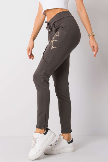 Maura tumšas haki krāsas...