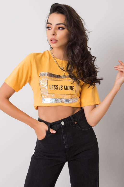 Gaiši oranžs t-krekls ar Nikki uzrakstu