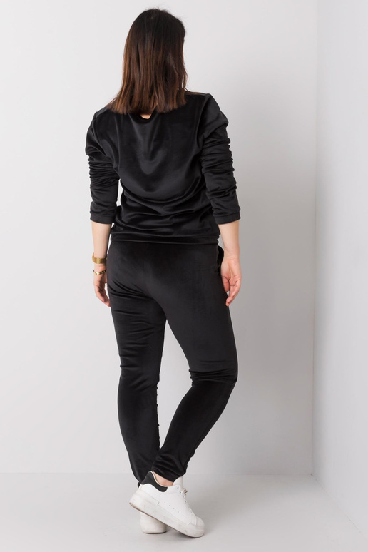 Žannas melnā velūra lielizmēra komplekts Žannas melnā velūra lielizmēra komplekts