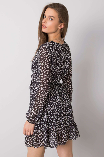 Melna kleita ar volāniem...