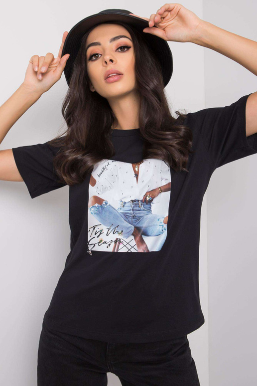 Melns T-krekls ar Aya aplikāciju