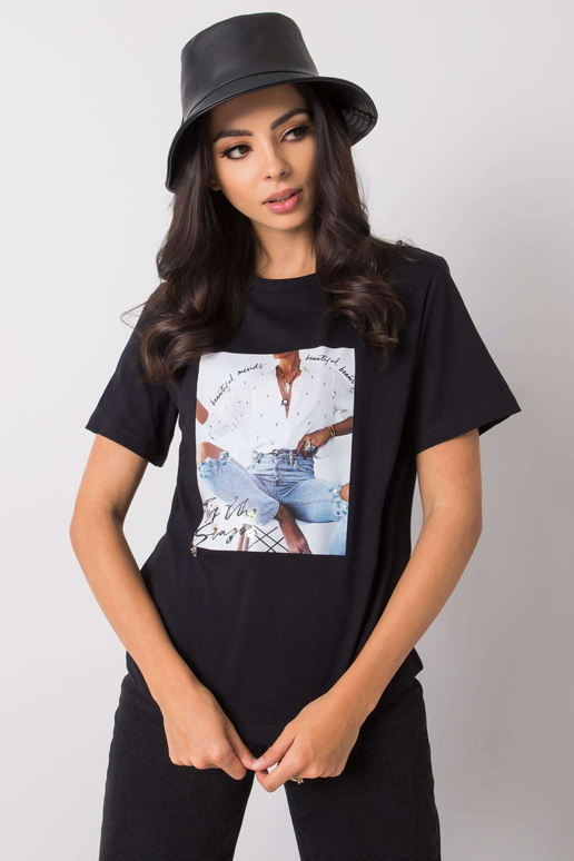 Melns T-krekls ar Aya aplikāciju