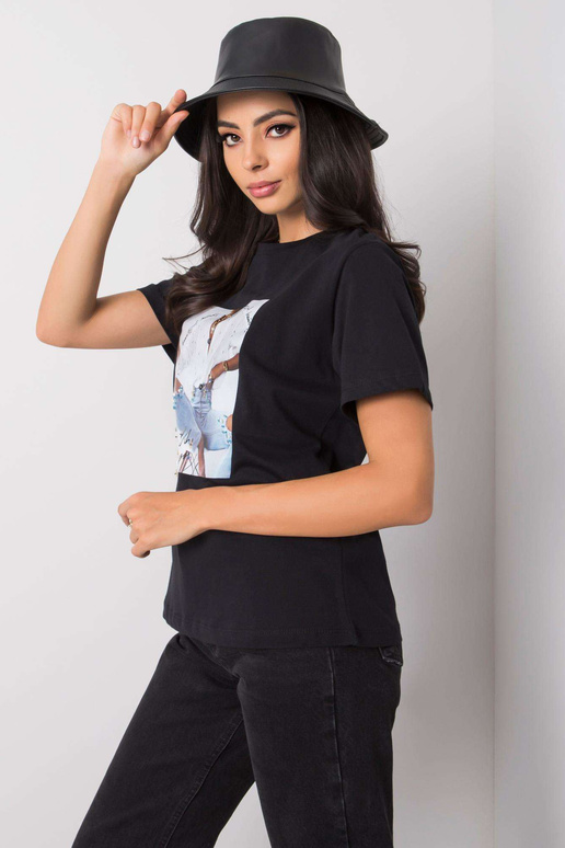 Melns T-krekls ar Aya aplikāciju