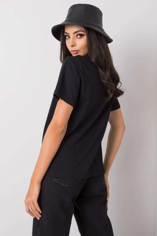 Melns T-krekls ar Aya aplikāciju