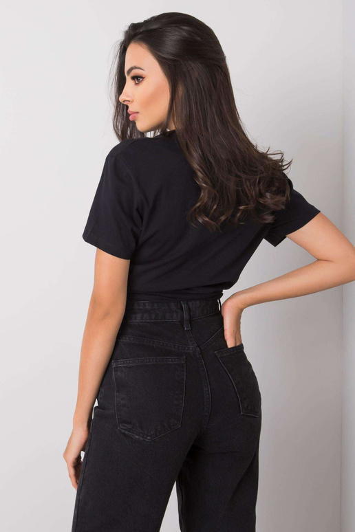 Melns t-krekls ar uzrakstu Adalia