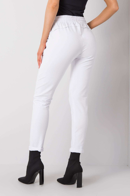 Baltas bikses Aptuveni