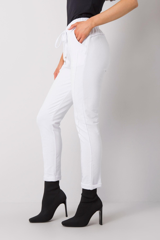 Baltas bikses Aptuveni