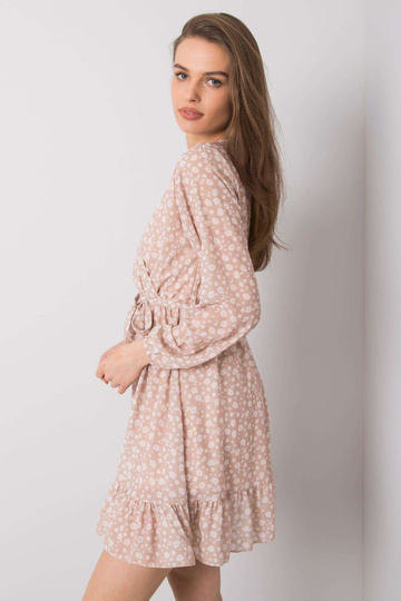 Bēša kleita ar volāniem... 2