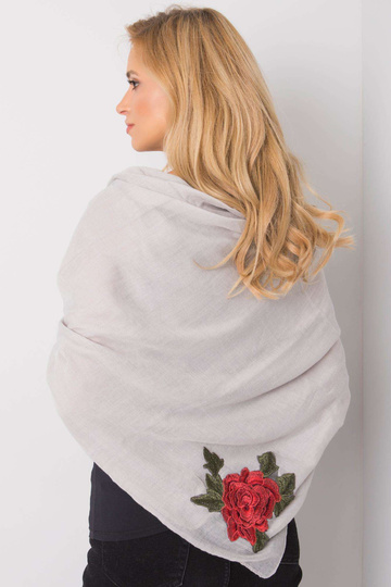 Pelēks pleds ar ziedu svītrām