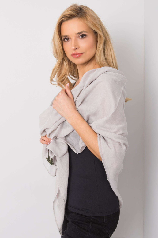 Pelēks pleds ar ziedu svītrām