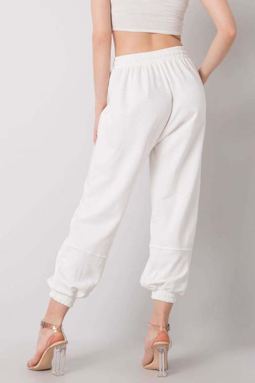 Baltas jūnija treniņbikses