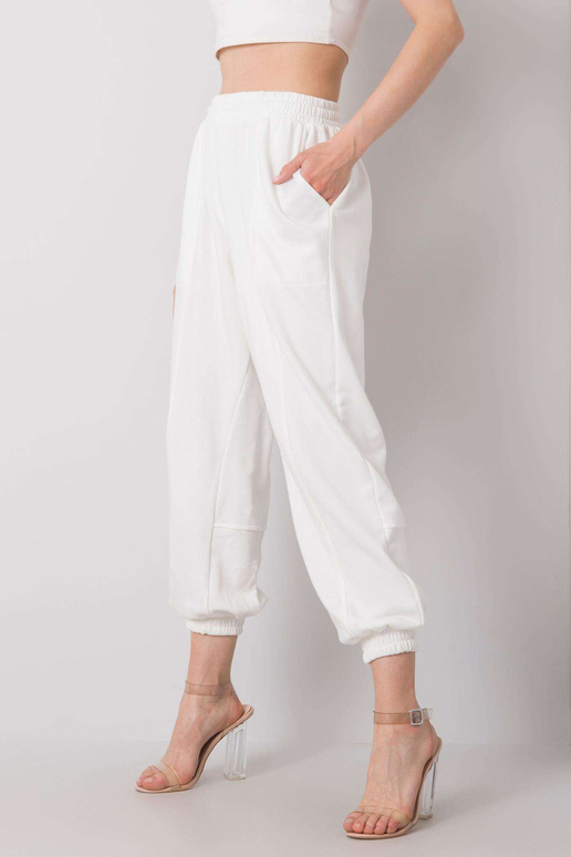 Baltas jūnija treniņbikses