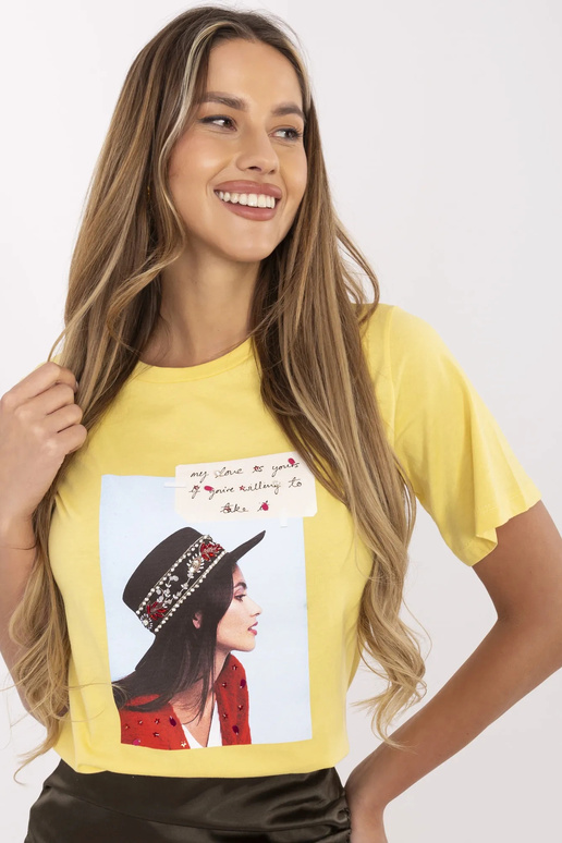 Dzeltens T-krekls ar ziemeļu aplikāciju