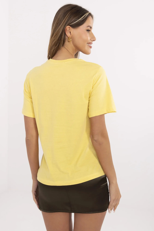 Dzeltens T-krekls ar ziemeļu aplikāciju