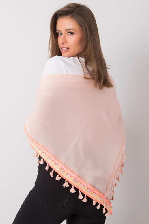 Gaiši rozā strope ar dekoratīvu apdari