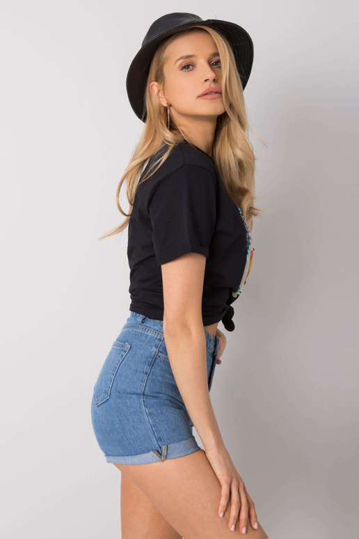 Melns T-krekls ar Vesna aplikācijām