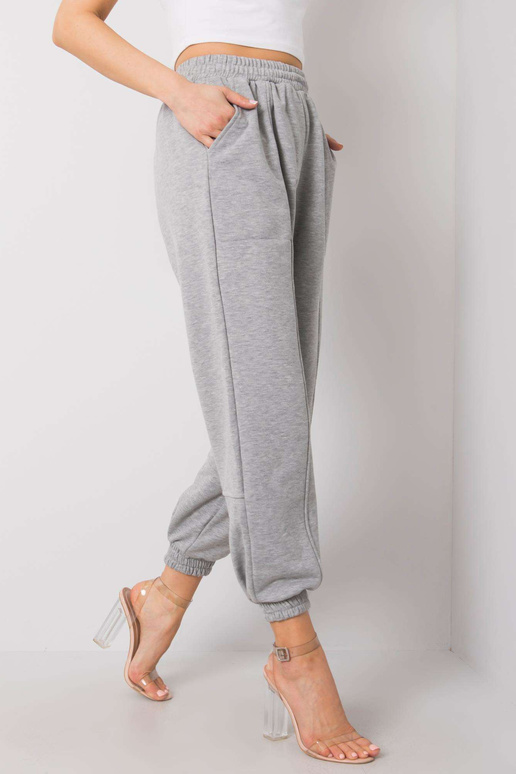 Pelēkas treniņbikses jūnijs