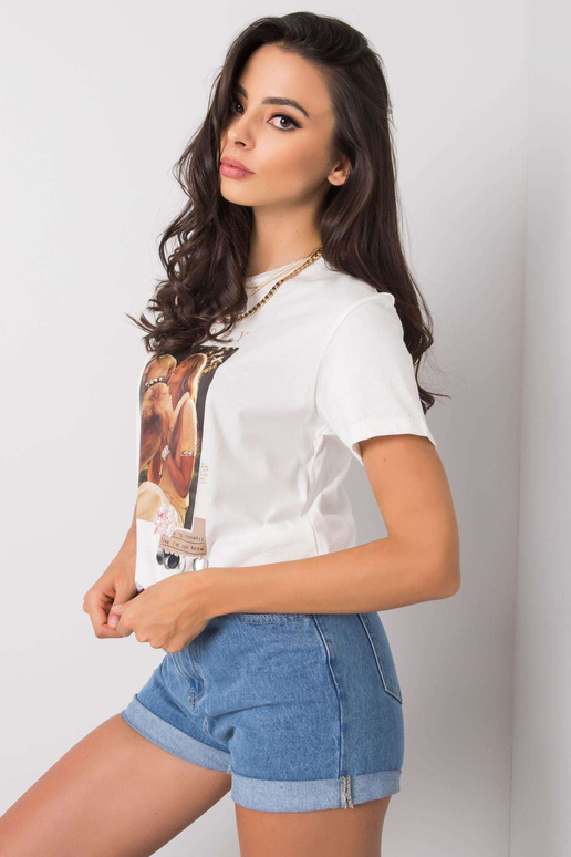 Balts T-krekls ar Rozālijas aplikāciju