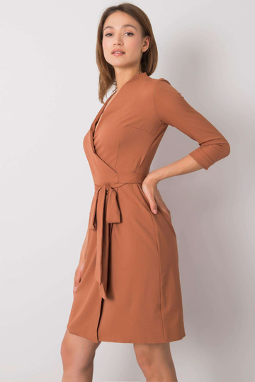 Brūna kleita ar kaklasaiti... 2