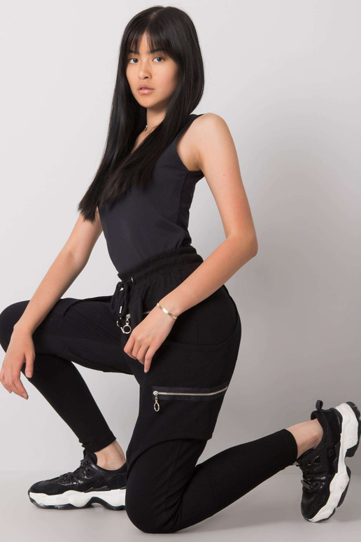 Megana Melnas sporta bikses