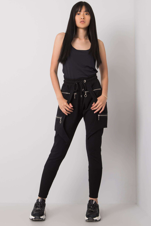 Megana Melnas sporta bikses