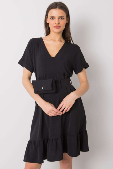 Melna kleita ar volāniem...