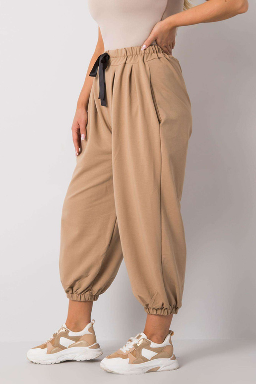 Bēšas plus izmēra treniņbikses ar...