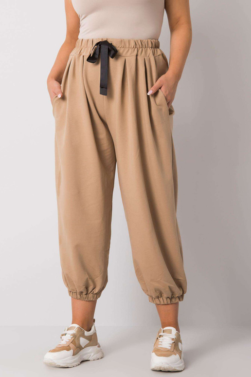 Bēšas plus izmēra treniņbikses ar...