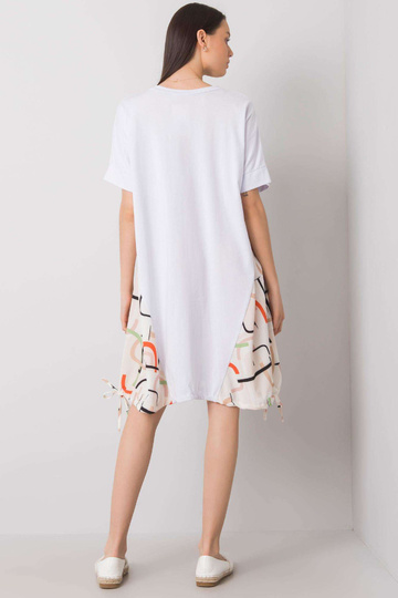 Balta un bēša kleita ar...