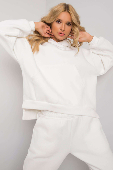 Janessa baltā treniņtērpa... 2