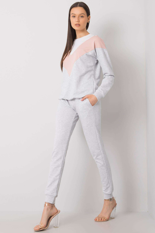 Balts un netīri rozā sporta tērpa...