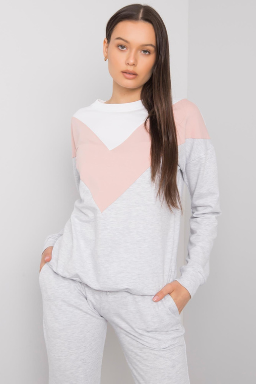 Balts un netīri rozā sporta tērpa...