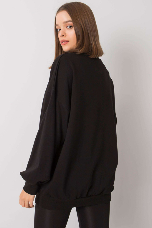 Melns sporta krekls ar uzrakstu Adelynn