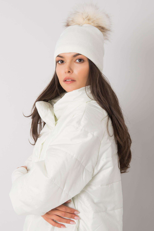 Balta izolēta sieviešu cepure ar pušķi