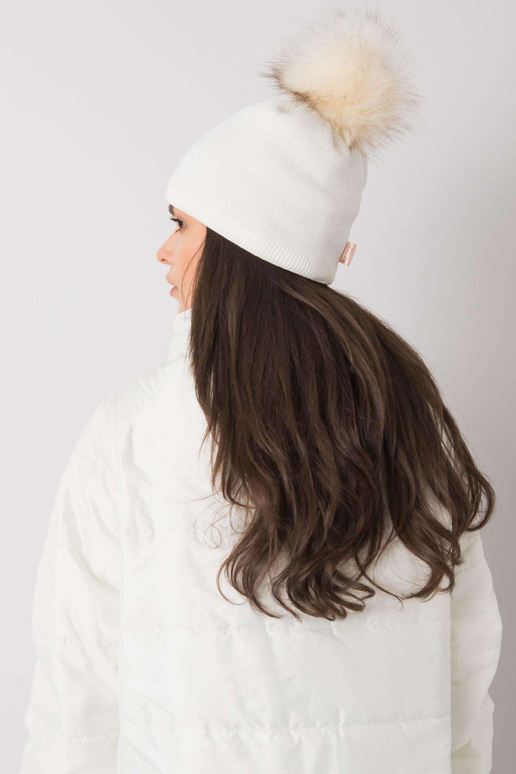 Balta izolēta sieviešu cepure ar pušķi