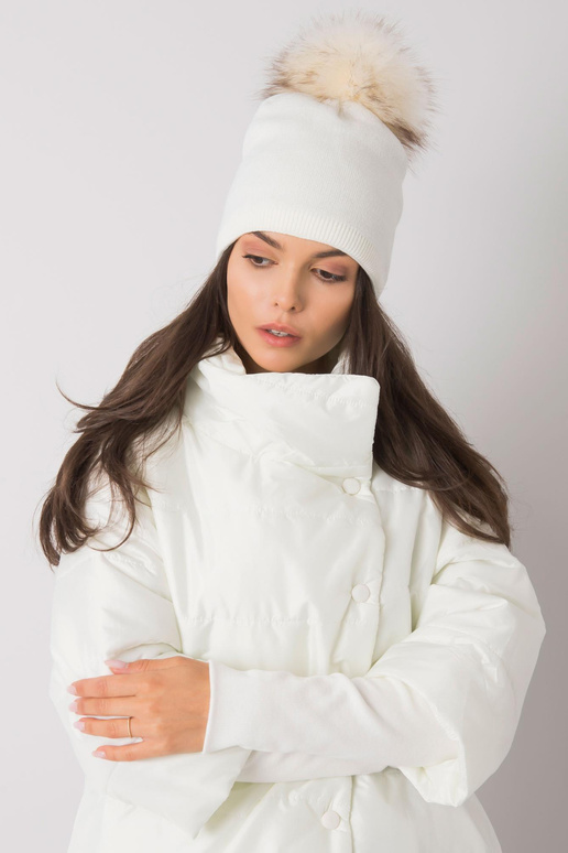 Balta izolēta sieviešu cepure ar pušķi