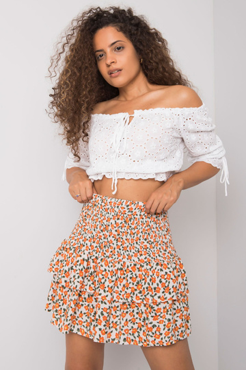 Balti un oranži plūksnās...