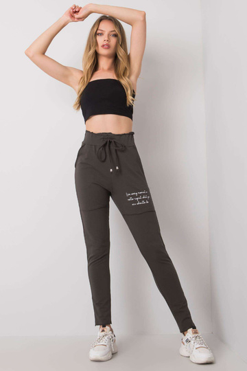 Dženiferas tumšas haki...