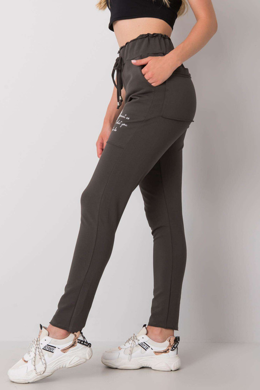 Dženiferas tumšas haki krāsas...