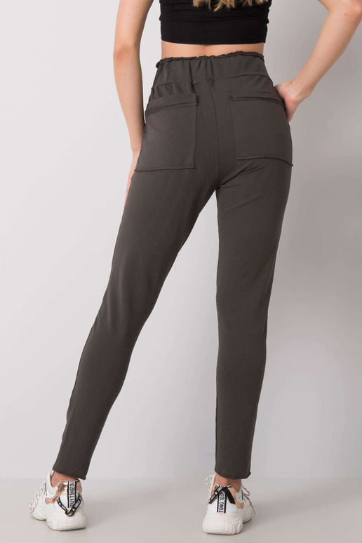 Dženiferas tumšas haki krāsas...