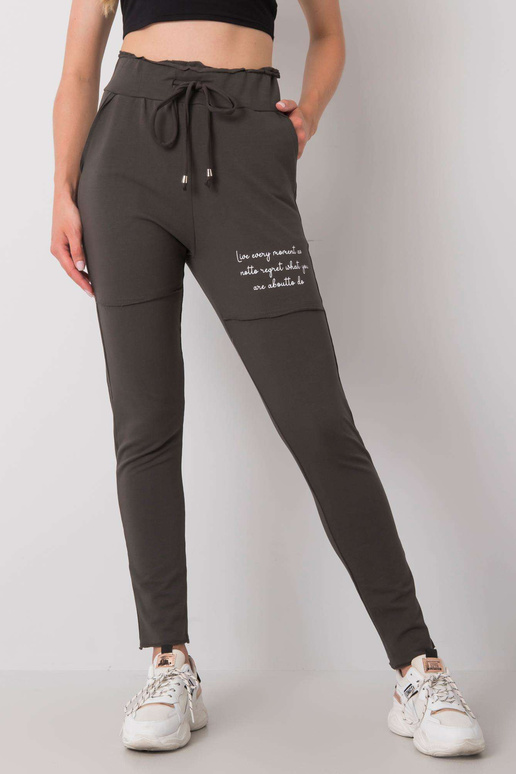 Dženiferas tumšas haki krāsas...