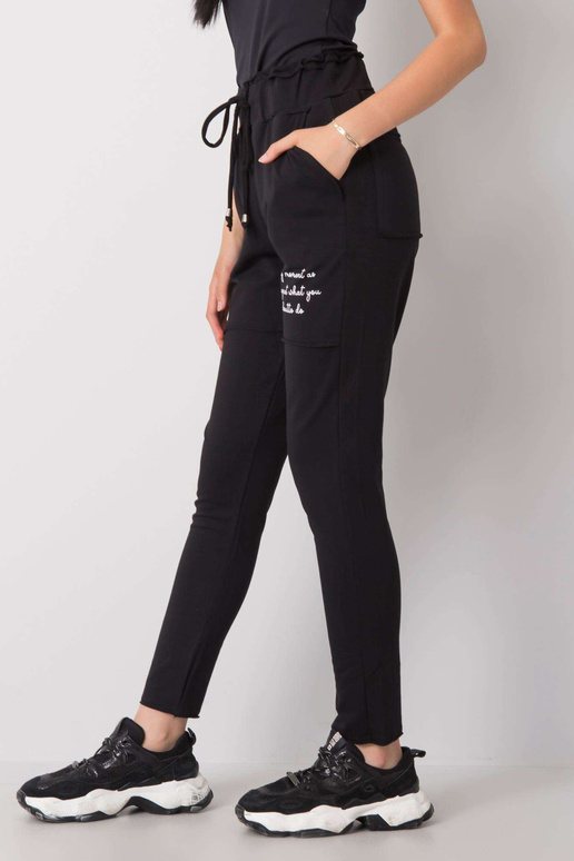 Dženiferas melnās sporta bikses