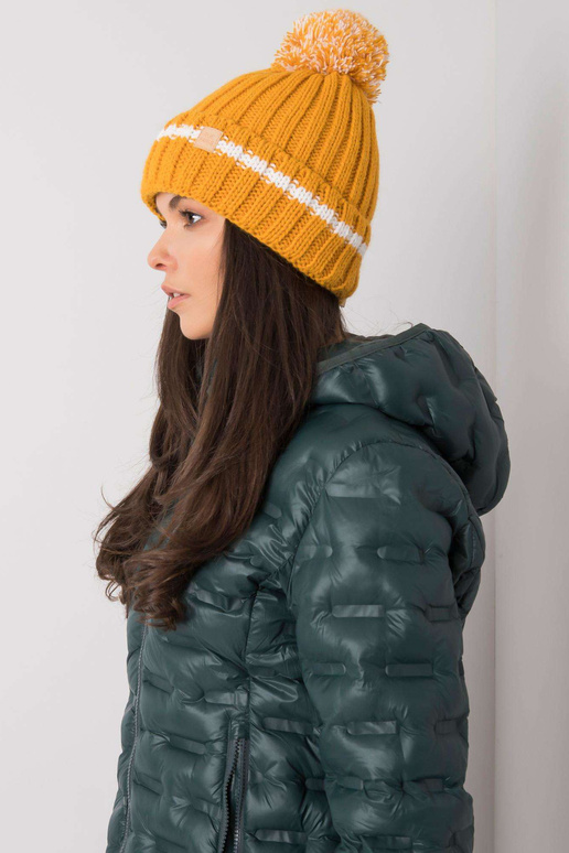 Tumši dzeltena cepure ar pomponu