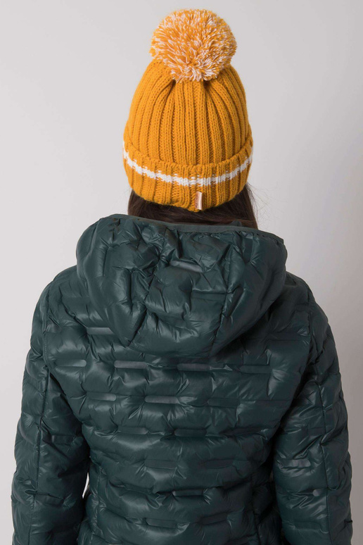 Tumši dzeltena cepure ar pomponu