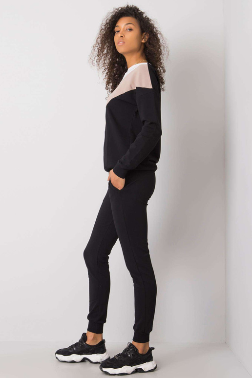 Tumši bēša un melna sporta tērpa... Tumši bēša un melna sporta tērpa...